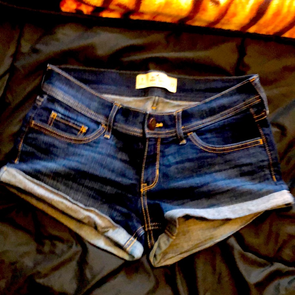 Hollister 27W low rise 4inseam size 5 short-short shorts
